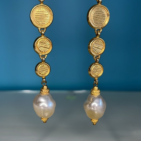 Vintage Ben-Amun Elegant Gold and Pearl Drop Earrings - Picture 4 of 6